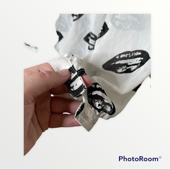 TORRID Lips Printed Surplice Top, Size 0/Large - Picture 5 of 7